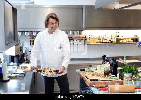 Berlino, Germania. 13 Luglio, 2017. Robert Burgmeier, chef a residenza dell'ambasciatore britannico a Berlino, Germania, 13 luglio 2017. La Gran Bretagna è il principe William e sua moglie Kate sta per visitare Berlino il 19 luglio. Foto: Jens Kalaene/dpa-Zentralbild/dpa/Alamy Live News Foto Stock