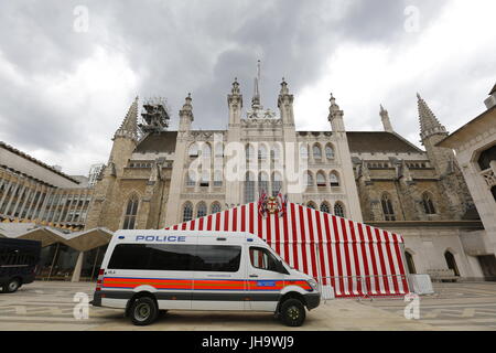 Londra, Regno Unito. 13 lug 2017. della Spagna del re Felipe e regina letizia si unirà il principe Andréj a UK-Spagna business forum, la principessa reale a un banchetto al Guildhall dato dal sindaco della città di Londra e il principe Harry si uniranno a loro nella posa di una corona presso la tomba del milite ignoto. Preparati per questa notte la visita è in corso. broadcasting van Parcheggiato fuori gresham street 30 opposta al Guildhall yard. La polizia sta controllando la Guildhall yard prima di royal visita. c Foto Stock