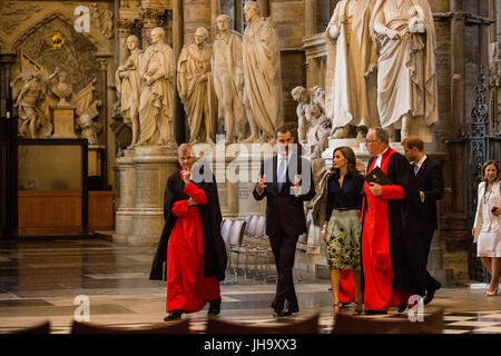 Londra, Regno Unito. Il 13 luglio 2017. Visita di Stato del re Felipe VI di Spagna e Regina letizia per il Regno Unito. Il re Felipe e Regina Letizia arriva a Westminster Abbey per deporre una corona presso la tomba del Milite Ignoto. Foto: Bettina Strenske/Alamy Live News Foto Stock