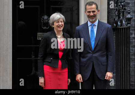 Londra, Regno Unito. 13 Luglio, 2017. Il re Felipe V1 di Spagna in visita di Stato nel Regno Unito, arriva a Downing Street per colloqui bilaterali con Theresa Maggio, Primo Ministro. Credito: Stephen Chung/Alamy Live News Foto Stock