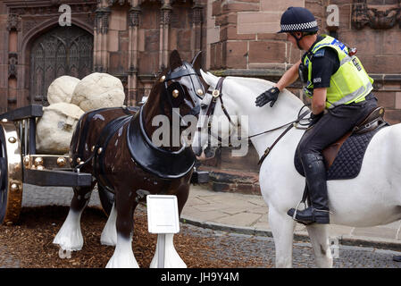 Chester, Regno Unito. 13 luglio 2017. Bianco cavalli della polizia incontra il Sarah Lucas scultura chiamato Perceval fuori Chester Cathedral su St Werburgh Street. Credito: Andrew Paterson/Alamy Live News Foto Stock