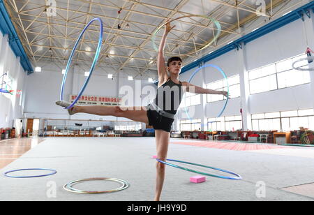 Cangzhou cinese nella provincia di Hebei. 13 Luglio, 2017. Uno studente straniero di Wuqiao arte acrobatica scuola pratica in ambienti interni in Cangzhou, nel nord della Cina di nella provincia di Hebei, 13 luglio 2017. La contea di Wuqiao è noto come "la casa di acrobazie' in Cina e più di 400 gli studenti stranieri hanno appreso abilità acrobatiche qui dal 2002. Credito: Mu Yu/Xinhua/Alamy Live News Foto Stock