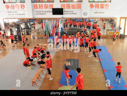 Cangzhou cinese nella provincia di Hebei. 13 Luglio, 2017. Gli studenti di Wuqiao arte acrobatica scuola pratica in ambienti interni in Cangzhou, nel nord della Cina di nella provincia di Hebei, 13 luglio 2017. La contea di Wuqiao è noto come "la casa di acrobazie' in Cina e più di 400 gli studenti stranieri hanno appreso abilità acrobatiche qui dal 2002. Credito: Mu Yu/Xinhua/Alamy Live News Foto Stock