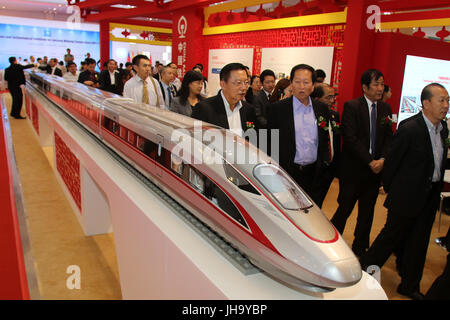 Phnom Penh. 13 Luglio, 2017. I visitatori a piedi da un modello della Cina di nuova generazione con il bullet train 'Fuxing' durante l'economico e tecnologico per esposizioni Lancang-Mekong cooperazione in Phnom Penh in Cambogia il 13 luglio 2017. La mostra ha inaugurato giovedì come parte di Lancang-Mekong gli sforzi compiuti dai paesi per promuovere il commercio regionale e degli investimenti. Credito: Sovannara/Xinhua/Alamy Live News Foto Stock