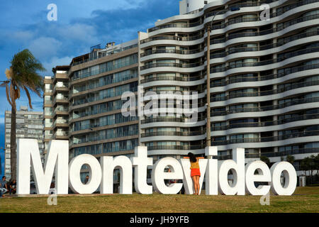 Montevideo scritto in lettere gigante presso la città orientale di accedere, Montevideo, Uruguay Foto Stock
