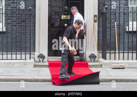 Londra, Regno Unito. 13 Luglio, 2017. Il personale Stendete il tappeto rosso per la visita del re Felipe VI al n. 10 di Downing Street Credit: amer ghazzal/Alamy Live News Foto Stock