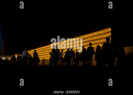 Hiratsuka, Kanagawa, Giappone. 13 Luglio, 2017. I visitatori a piedi tra le file di lanterne accese durante il festival di ''Mitama'' o defunti, al Santuario Yasukuni di Tokyo, l'edicola decorata con circa 30.000 lanterne durante i tre giorni del festival estivo mirando a confortare le anime dei morti, soprattutto per le vittime della guerra. Il festival è dopo il Giappone buddista del custom per onore e comfort anime della famiglia del antenati. Credito: Alessandro Di Ciommo/ZUMA filo/Alamy Live News Foto Stock