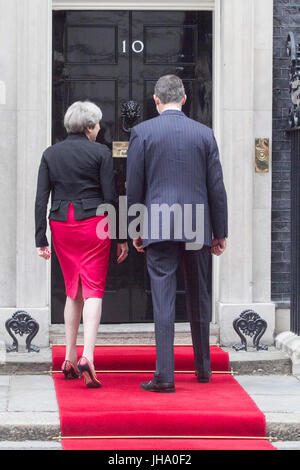 Londra, Regno Unito. 13 luglio 2017. Il Re di Spagna Felipe VI è accolto a Downing Street dal primo Ministro britannico Theresa May durante la sua visita di Stato in Gran Bretagna Credit: amer Ghazzal/Alamy Live News Foto Stock