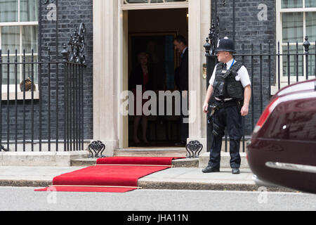 Londra, Regno Unito. 13 luglio 2017. Il Re di Spagna, Felipe VI, foglie 10 Downing Street dopo un incontro con il Primo Ministro britannico Theresa Maggio. Il re e la regina di Spagna pagare una visita di Stato nel Regno Unito. Credito: Wiktor Szymanowicz/Alamy Live News Foto Stock