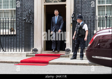 Londra, Regno Unito. 13 luglio 2017. Il Re di Spagna, Felipe VI, foglie 10 Downing Street dopo un incontro con il Primo Ministro britannico Theresa Maggio. Il re e la regina di Spagna pagare una visita di Stato nel Regno Unito. Credito: Wiktor Szymanowicz/Alamy Live News Foto Stock