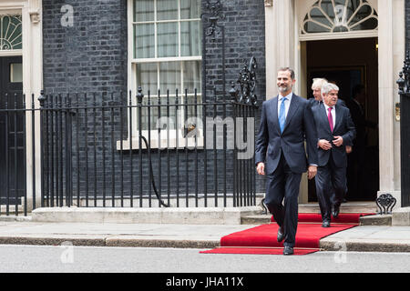 Londra, Regno Unito. 13 luglio 2017. Il Re di Spagna, Felipe VI, foglie 10 Downing Street dopo un incontro con il Primo Ministro britannico Theresa Maggio. Il re e la regina di Spagna pagare una visita di Stato nel Regno Unito. Credito: Wiktor Szymanowicz/Alamy Live News Foto Stock