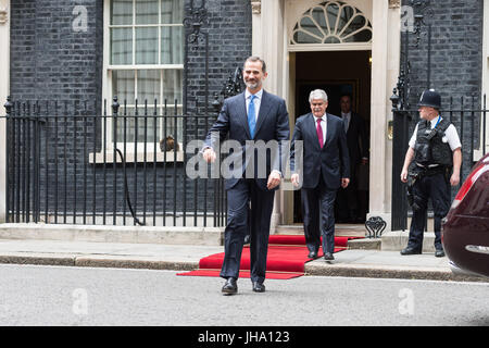 Londra, Regno Unito. 13 luglio 2017. Il Re di Spagna, Felipe VI, foglie 10 Downing Street dopo un incontro con il Primo Ministro britannico Theresa Maggio. Il re e la regina di Spagna pagare una visita di Stato nel Regno Unito. Credito: Wiktor Szymanowicz/Alamy Live News Foto Stock