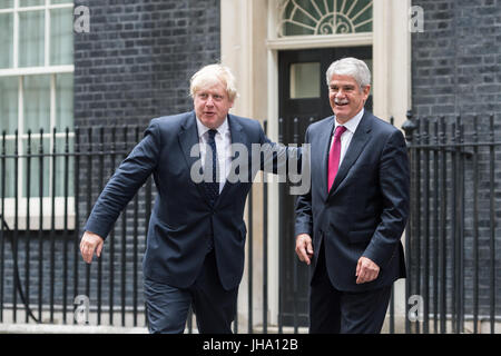 Londra, Regno Unito. 13 luglio 2017. Boris Johnson, il Segretario di Stato per gli affari esteri (L) e Alfonso Dastis, ministro degli Affari esteri della Spagna (R), lasciare 10 Downing Street dopo un incontro tra il primo ministro britannico Theresa Maggio e il re Felipe VI di Spagna. Il re e la regina di Spagna pagare una visita di Stato nel Regno Unito. Credito: Wiktor Szymanowicz/Alamy Live News Foto Stock