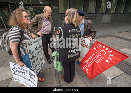 Londra, Regno Unito. 13 luglio 2017. Dopo il suo discorso al di fuori di Highbury Corner Magistrates Court, don Paul Nicolson dei contribuenti contro la povertà, chiamati a comparire in seguito il suo rifiuto di pagare tassa del Consiglio nella solidarietà con tutti nel Regno Unito la sofferenza mentale o fisica di salute a causa di redditi insufficienti e il debito e colloqui con i sostenitori. Credito: Peter Marshall / Alamy Live News Foto Stock