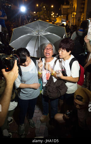 Hong Kong, Hong Kong, Cina. 14 Luglio, 2017. Ras DI HONG KONG il ventesimo anniversario di legge seminario. Wan Chai © Jayne RussellProtester Alexandra Wong urla e grida. A seguito della morte in Cina di Lui Xiaobo, il Premio Nobel per la pace, la gente protestare fuori dall'Ufficio di collegamento del governo centrale del popolo nella regione amministrativa speciale di Hong Kong. Credito: Jayne Russell/ZUMA filo/Alamy Live News Foto Stock