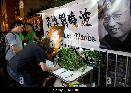 Hong Kong, Hong Kong, Cina. 14 Luglio, 2017. Ras DI HONG KONG il ventesimo anniversario di legge seminario. Wan Chai © Jayne RussellPeople raccogliere a firmare il libro di condoglianze. A seguito della morte in Cina di Lui Xiaobo, il Premio Nobel per la pace, la gente protestare fuori dall'Ufficio di collegamento del governo centrale del popolo nella regione amministrativa speciale di Hong Kong. Credito: Jayne Russell/ZUMA filo/Alamy Live News Foto Stock