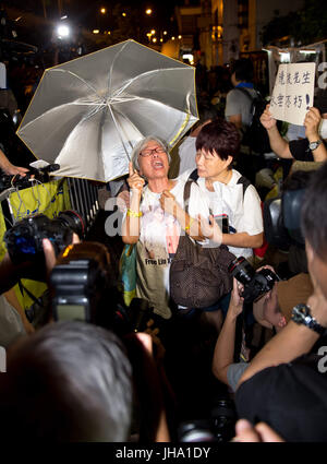 Hong Kong, Hong Kong, Cina. 13 Luglio, 2017. Protester Alexandra Wong urla e grida. A seguito della morte in Cina di Liu Xiaobo il Premio Nobel per la pace, la gente protestare fuori dall'Ufficio di collegamento del governo centrale del popolo nella regione amministrativa speciale di Hong Kong. Credito: Jayne Russell/ZUMA filo/Alamy Live News Foto Stock