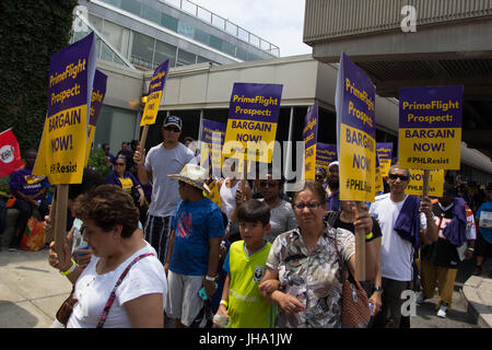 Philadelphia, Stati Uniti d'America. 13 Luglio, 2017. I manifestanti compresi i membri del servizio dipendenti Unione Internazionale Local 32BJ, e allied i sindacati e i gruppi, rally all'Aeroporto Internazionale di Philadelphia durante le trattative contrattuali con American Airlines subappaltatori, giovedì, 13 luglio 2017. Credito: Michael Candelori/Alamy Live News Foto Stock