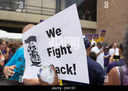 Philadelphia, Stati Uniti d'America. 13 Luglio, 2017. I manifestanti compresi i membri del servizio dipendenti Unione Internazionale Local 32BJ, e allied i sindacati e i gruppi, rally all'Aeroporto Internazionale di Philadelphia durante le trattative contrattuali con American Airlines subappaltatori, giovedì, 13 luglio 2017. Credito: Michael Candelori/Alamy Live News Foto Stock