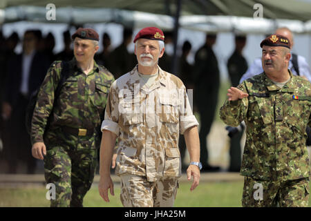 Bucarest, Romania. 13 Luglio, 2017. Presidente della NATO Comitato militare Petr Pavel (C) visite il Mihail Kogalnieanu aerodromo militare, 250 km a est di Bucarest, Romania, 13 luglio 2017. Petr Pavel arrivati in Romania a frequentare la Saber Guardian 2017 multinazionale esercizio di difesa. Credito: Cristian Cristel/Xinhua/Alamy Live News Foto Stock