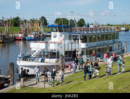 Greetsiel, Germania. 13 Luglio, 2017. I passeggeri della 'Graf Edzard' lasciare la nave dopo la loro visita alla Leybucht nel porto di Greetsiel, Germania, 13 luglio 2017. Una pressione elevata ridge è il tempo per una piacevole giornata in Germania settentrionale. Foto: Ingo Wagner/dpa/Alamy Live News Foto Stock