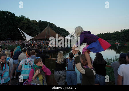 Henham Park, Southwold, UK. 13 Luglio, 2017. La folla a guardare il lungomare tappa del primo giorno (giovedì) del 2017 Latitude festival in Henham Park, Southwold nel Suffolk. Foto Data: giovedì, 13 luglio 2017. Foto di credito dovrebbe leggere: Roger Garfield/Alamy Live News. Foto Stock