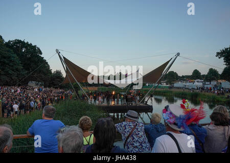 Henham Park, Southwold, UK. 13 Luglio, 2017. La folla a guardare il lungomare tappa del primo giorno (giovedì) del 2017 Latitude festival in Henham Park, Southwold nel Suffolk. Foto Data: giovedì, 13 luglio 2017. Foto di credito dovrebbe leggere: Roger Garfield/Alamy Live News. Foto Stock