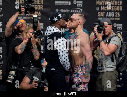 Brooklyn, New York, Stati Uniti d'America. 13 Luglio, 2017. FLOYD MAYWEATHER e CONOR MCGREGOR fissare reciprocamente verso il basso in occasione di una conferenza stampa presso la Barclays Center di Brooklyn. Credito: Joel Plummer/ZUMA filo/Alamy Live News Foto Stock