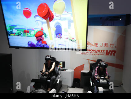 Tokyo, Giappone. 13 Luglio, 2017. I giornalisti stranieri di provare a riprodurre il gioco arcade di macchine che utilizzano la realtà virtuale (VR) dispositivi 'Mario Kart Arcade GP VR' ad una anteprima per i giornalisti stranieri presso il recentemente aperto Bandai Namco Entertainment VR amusement facility 'VR Zona di Shinjuku a Tokyo del quartiere di Shinjuku giovedì, 13 luglio 2017. VR Zona Shinjuku si aprirà il 14 di luglio e la prima struttura oltremare sarà aperto a Londra questa estate. Credito: Yoshio Tsunoda/AFLO/Alamy Live News Foto Stock