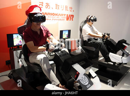 Tokyo, Giappone. 13 Luglio, 2017. I giornalisti stranieri di provare a riprodurre il gioco arcade di macchine che utilizzano la realtà virtuale (VR) dispositivi 'Mario Kart Arcade GP VR' ad una anteprima per i giornalisti stranieri presso il recentemente aperto Bandai Namco Entertainment VR amusement facility 'VR Zona di Shinjuku a Tokyo del quartiere di Shinjuku giovedì, 13 luglio 2017. VR Zona Shinjuku si aprirà il 14 di luglio e la prima struttura oltremare sarà aperto a Londra questa estate. Credito: Yoshio Tsunoda/AFLO/Alamy Live News Foto Stock