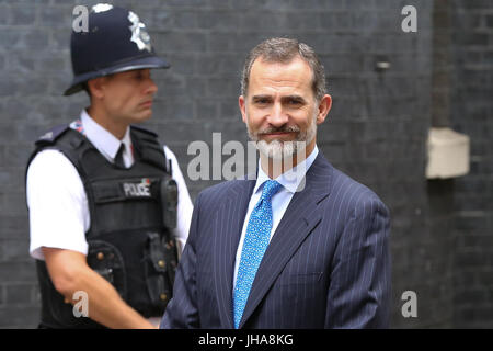 Downing Street. Londra, Regno Unito. 13 Luglio, 2017. Sua Maestà il re Felipe VI di Spagna arriva a Downing Street il secondo giorno di spagnolo Royals tre giorni di visita di Stato nel Regno Unito: Credito Dinendra Haria/Alamy Live News Foto Stock