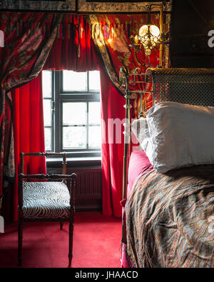 Camera da letto con tende rosse Foto stock - Alamy