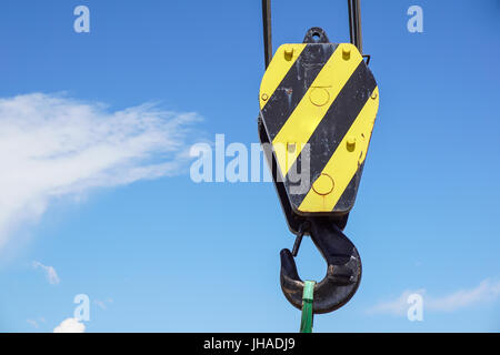 Grande costruzione gialla gru sul cielo blu sullo sfondo Foto Stock