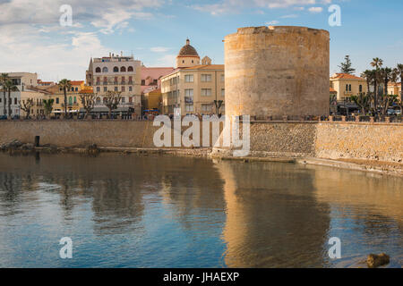 Alghero Sardegna, vista delle mura difensive medievali e la torre - la Torre Sulis - all'estremità meridionale della città vecchia di Alghero, in Sardegna. Foto Stock