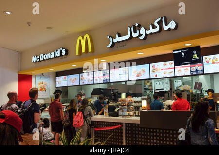 Un ristorante McDonald's all'aeroporto internazionale di Dubai. Foto Stock