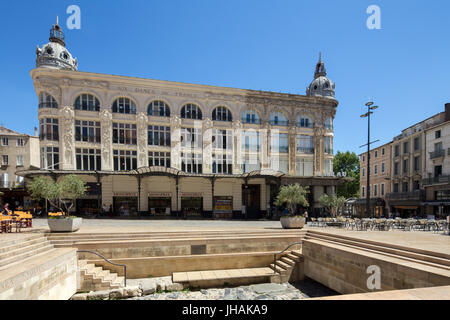 Ex department store 'aux Dames de France " che può ancora essere visto incisi sulla facciata situato in piazza del municipio. Narbonne, Francia. Foto Stock