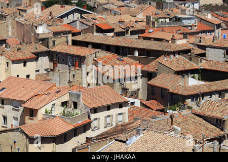 Vista in elevazione dei tetti di narbone città vecchia, Francia. Foto Stock