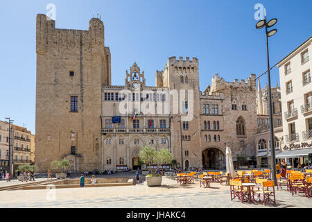Arcivescovi' Palace e la piazza del mercato in Narbonne Foto Stock