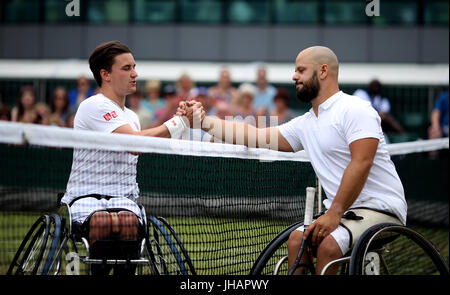 Gordon Reid (sinistra) e Stefan Olsson agitare le mani dopo i loro colleghi la carrozzella Singles corrisponde al giorno dieci dei campionati di Wimbledon al All England Lawn Tennis e Croquet Club, Wimbledon. Foto Stock