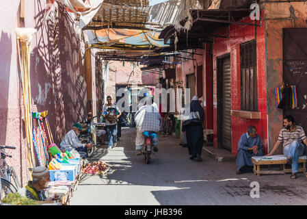 Marrakech, Marocco - 16 settembre 2015 - la tipica vita di strada nella medina di Marrakech Foto Stock