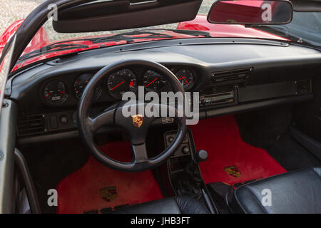 Vista interna e di un cruscotto di Porsche Speedster. Supercar e lusso auto sportive in mostra durante la Torino Car Show. Foto Stock