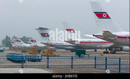 Tailplanes e fusoliere posteriori di russo Tupolev e Ilyushin aerei di Air Koryo parcheggiato a Pyongyang Sunan International Airport. Repubblica democratica popolare di Corea / Nord Kore Foto Stock