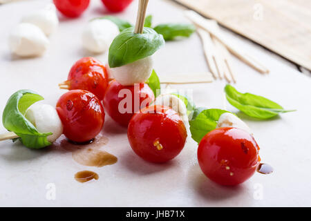 Grigliata di caprese spiedini su sfondo grigio chiaro, la cucina tradizionale italiana Foto Stock