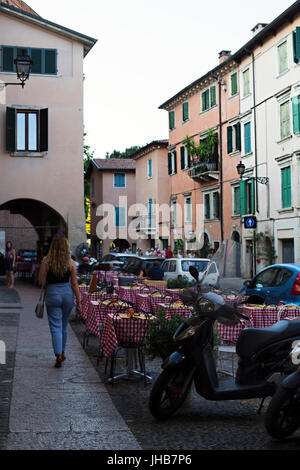 Un giovane, Bionda, bella milennial esplorare e vagare per le strade di Venezia, Italia e Europa in estate. Un famoso storico di destinazione di viaggio Foto Stock
