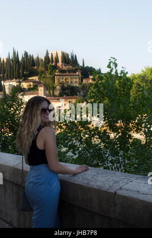 Un giovane, Bionda, bella milennial esplorare e vagare per le strade di Venezia, Italia e Europa in estate. Un famoso storico di destinazione di viaggio Foto Stock