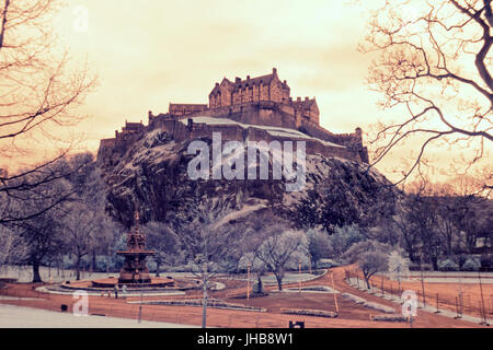 Edinburgh, Regno Unito infra red fotocamera scatti stile gotico del castello da Princes Street Gardens Foto Stock