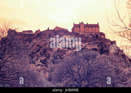 Edinburgh, Regno Unito infra red fotocamera scatti stile gotico del castello da Princes Street Gardens Foto Stock