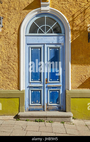 Vecchio bella porta di legno nel centro storico di Tallinn Foto Stock