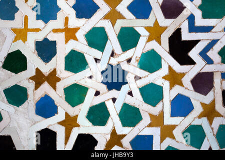 Mosaico geometrico costituito da piastrelle smaltate chiamato Alicatados nella Hall del Mexuar (Sala del Mexuar) nel complesso di palazzi Nasrid (Palacios Nazaríes) nell'Alhambra di Granada, Andalusia, Spagna. Foto Stock