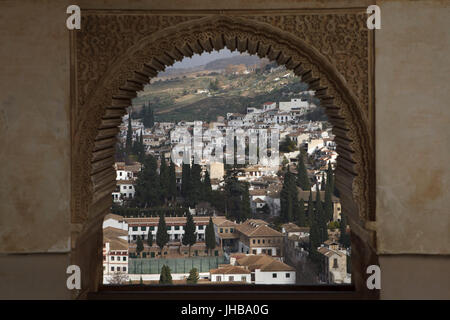 El quartiere Albayzin mostrato dal Signore Tower (Torre de Las Damas) nel giardino del Partal (Jardines del Partal) nel complesso del palazzo dell'Alhambra di Granada, Andalusia, Spagna. Foto Stock